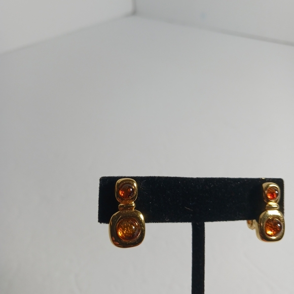 Monet Vintage Jewelry Clip On Earrings Gold Tone - Picture 2 of 7